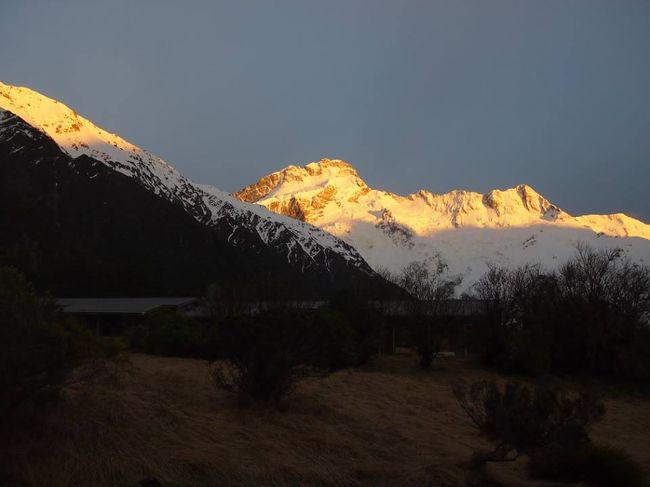 部屋のバルコニーからの眺め。<br />朝焼けがきれいでした。<br /><br />写真、まだまだあるので<br />また別の機会に。