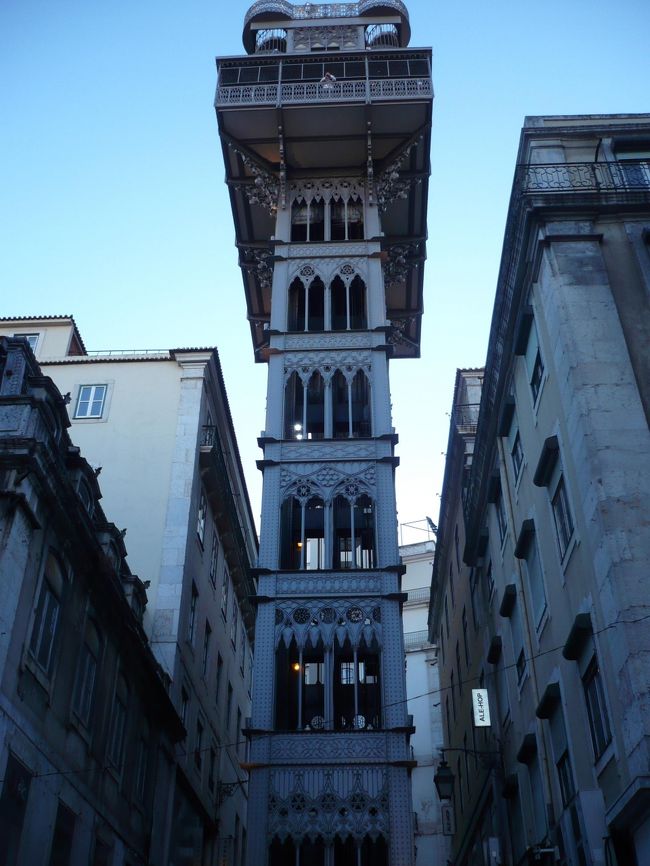 サンタジャスタのエレベーター<br />いつ来ても長蛇の列。そう夜来てもです。<br />結局上がることはなかった。だって殆どがカップルなんですもん。<br />こっちゃ一人旅ですよ。