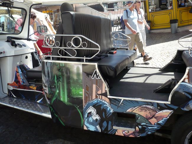 外にはペイントされた乗り物が客待ちでズラ～<br />これが一番目を引いた。