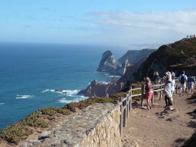 とても綺麗ではあったけど。。。<br />普通の岬ですやん。って事で30分も居なかった、で丁度いいタイミングでバスが来たのでシントラへ引き返す。