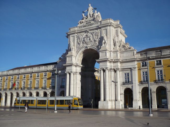 リスボンの象徴<br />勝利のアーチ 凱旋門<br />ここをくぐって海へ<br />