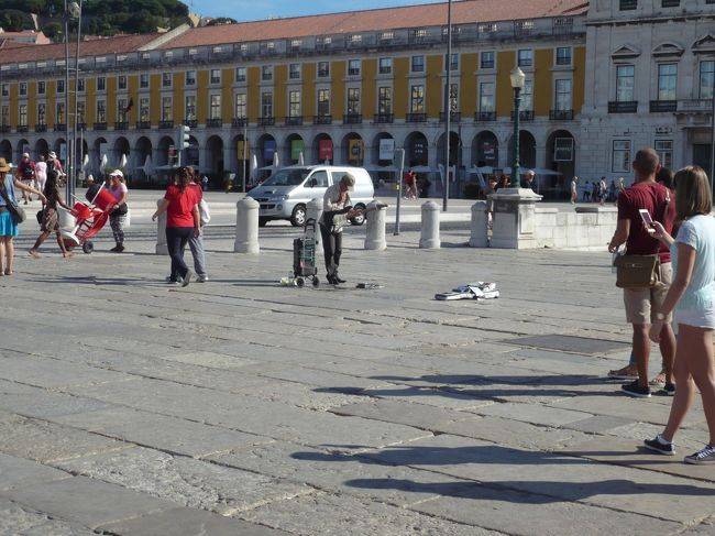 時間までリスボンの海を見ながらぼーと過ごしました。<br />ポルトガルはあっちこちでパフォーマンスをしてます。<br />このおじさんのギターがとても耳に優しく心地良かった。<br />リスボン最後の時間をありがとう。<br />と言うことで弾みました。小銭だけど<br />ポルトガルはとにかく何を食べても美味しかった。<br />今までヨーロッパ旅したけど食に関しては一番です。<br />帰国して随分経って旅行記完成。<br />旅って楽しい。