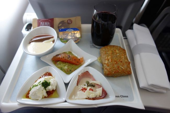 １時間半程のフライト。<br /><br />ワインでつまみながら。