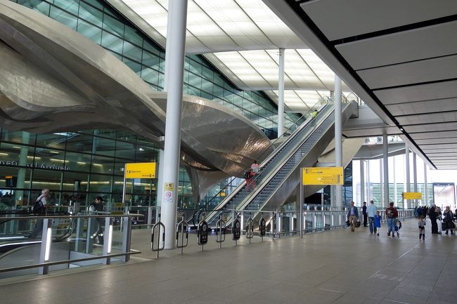 ヒースロー空港の利用には<br /><br />旅客サービス料に空港旅客税でこの時は３万円近く。<br /><br />どんなおもてなしがあるのかなと思ったけど<br /><br />チョイ混みの入国審査に施設も普通じゃん。<br /><br />空港使用料として成田の１０倍以上というのがびっくりです。<br /><br />（エコノミーとビジネス以上での値段の差もあるのに驚きでした）