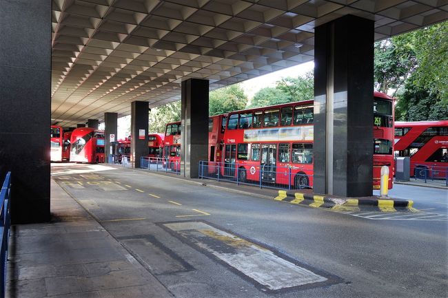 ＥＵＳＴＯＮ駅の所はこのバスターミナル。<br /><br />特にのんびりできるとも思ってなかったので<br /><br />この２階建てに乗りたかったけどシステムがよくわからないままで<br /><br />みるだけで。