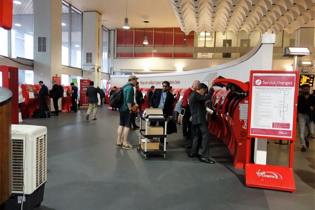 では明日の準備にまたＥＵＳＴＯＮ駅に行きます。<br /><br />ここは予約したチケット売り場。<br /><br />今回の二つ目の観光目的。<br /><br />「ＢＥＡＴＬＥＳ」です。<br /><br />〔1等席で優雅に! 列車で行く! ビートルズのリバプール1日旅行〕<br /><br />というツアーがあったのでその為のチケットをゲットするためです。<br /><br />ツアーは内容はほぼ一緒で、大手のＪＴＢとＨＩＳで申し込めました。<br /><br />ただ必要なチケット受け取りは<br /><br />ＪＴＢでは前日夕方までオフィスに行って受け取り。<br /><br />他では当日朝、駅で数十分前に受け取りとかで<br /><br />書き込みとかではチケットをぎりぎりに渡されて<br /><br />どきどきしちゃったとかもありました。<br /><br />それも私は前日のエアーが遅れたらオフィスには行けないかもだし<br /><br />朝、どきどきするのも嫌だしで<br /><br />ＨＩＳではチケット（リバプール往復の列車）の予約番号で<br /><br />自ら発券するというシステムだったので<br /><br />ＨＩＳのツアーを利用しました。<br /><br />それでも日本出発の前日まで、予約番号を通知してくれなかったので<br /><br />それはそれでどきどきしましたけどね・・。<br /><br /><br />そしてこれも特に難しくもなく列車チケットを無事発券。<br /><br />でも初めてみるチケット。<br /><br />往復で２枚あればいいはずなのに<br /><br />何枚もいろいろなプリントで出てきて<br /><br />検札とかでは「どれが必要なの？」と思ってしまいました。<br /><br /><br /><br />