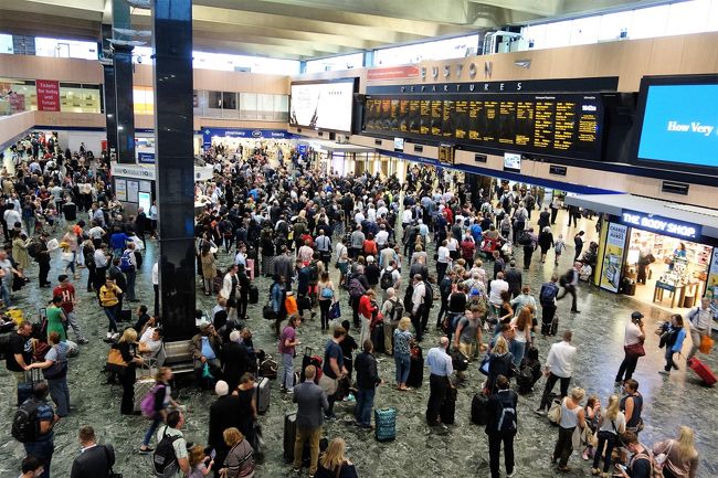 これはＥＵＳＴＯＮ駅発の列車案内板。<br /><br />何故、こんなにみんながみているかというと<br /><br />出発時間直前になって、出発ホームの通知をこれでしているそうで<br /><br />ちょっとこのシステムに慣れていないと<br /><br />これもドキドキ。