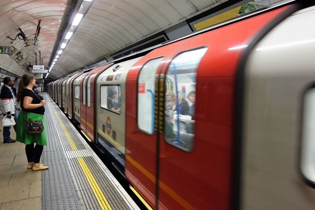 ドアの上部も曲がっているし。