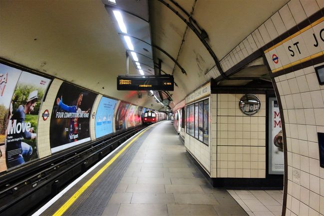 さて、それでも何かちゃんと観光してみようと<br /><br />また地下鉄に乗ります。