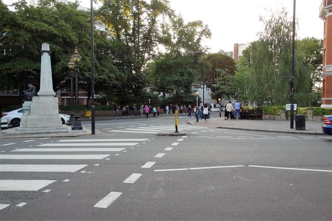 すると先にある横断歩道が騒がしい。