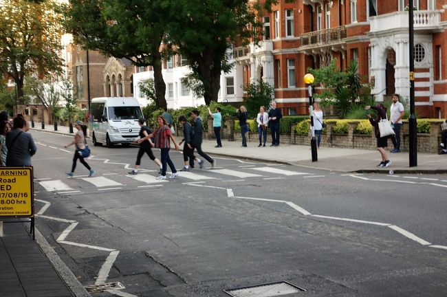 そう、ここはたぶん世界一、有名な横断歩道。<br /><br /><br />ジャケットと同じところですね。