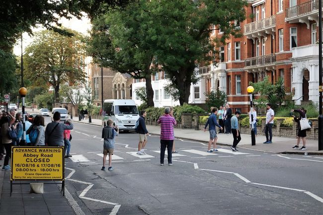 ビデオでもなく写真だけどストップモーションで<br /><br />ポーズを取って写されていますね。