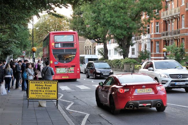 クルマの通行は普通にあります。