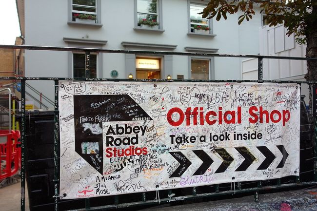 すぐ近くには「Abbey　Road]のショップ