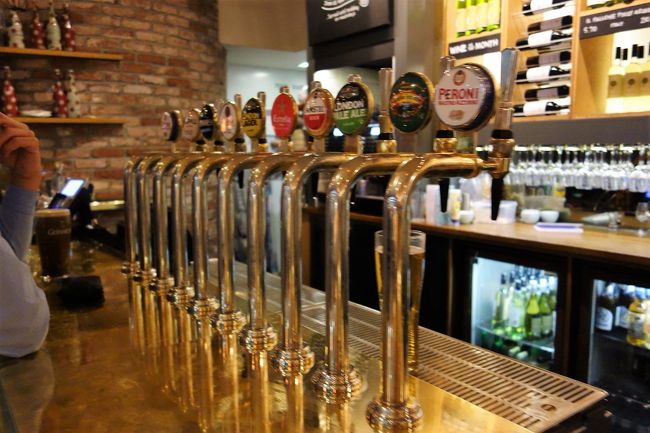 ＥＵＳＴＯＮ駅に帰ってきて<br /><br />駅前のバー（パブ）<br /><br />ちょっと前にイギリス（EU離脱）のニュースで<br /><br />よくバー（パブ）でのインタビュー映像が出てきてたから<br /><br />絶対行って体感したかった。<br /><br />種類も多くてすげぇ～。