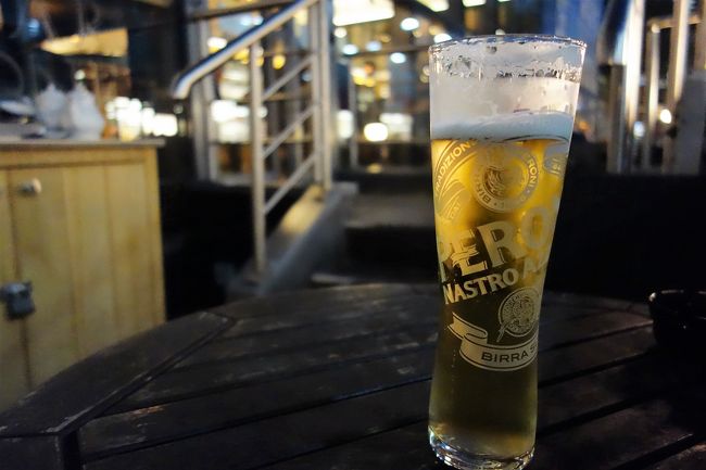 室内はちょっと騒がしかったのここではお外でいただきました。