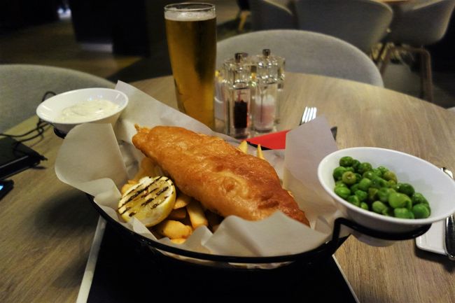 そして機内食から何も食べていない状態で<br /><br />といってもロンドンで何食べようかも<br /><br />特に考えることありませんせんでした。<br /><br />というのも、娘は学生時代一カ月だけロンドン留学していて<br /><br />今回、「ロンドンで何食べたらいい？」と聞いたところ<br /><br />「パパなんて何も食べれないよ、せいぜいマックかな」という返答。<br /><br />それでもロンドンナビとかみてグルメ情報も本当に少ないんだとある意味納得。<br /><br />一つだけ知っていた、フィッシュ・アンド・チップスだけでいいやと<br /><br />さっきも観光しながら店をみつけようとしてたけど、結局ホテルのレストランです、ここは。