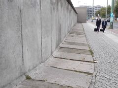 ベルリンウォールメモリアルという記念公園です。
この壁も当時のままだそうです。