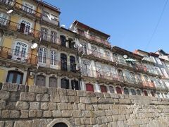 ドウロ川沿いのカイス・ダ・リベイラ、
カラフルなドアが可愛い建物がぎっしり並びます。