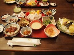 木曽駒高原の宿は勤務先関連の保養施設。美味しい夕食とお風呂で旅の疲れを癒しました。
未明から予報通りに雨が降りだしました。