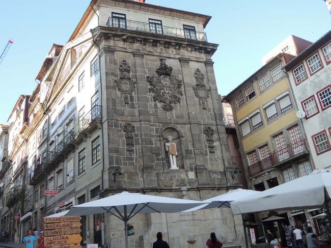 ちょっと周りの雰囲気と違うユニークな彫刻・・・？