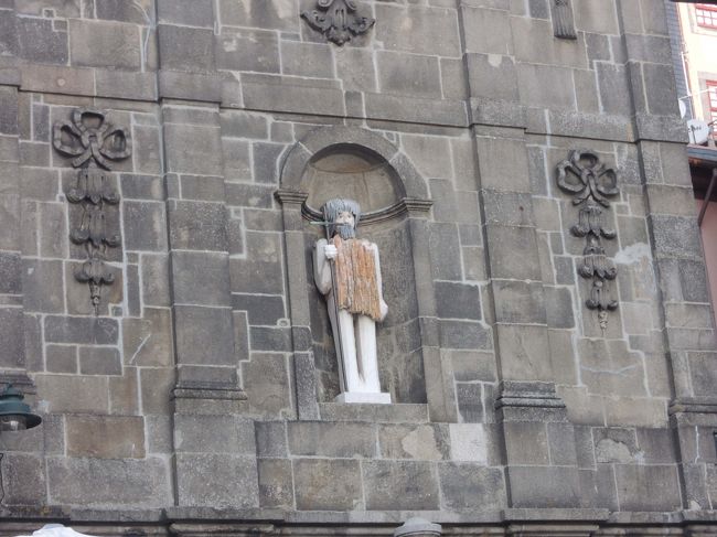 あとで調べましたら、<br />リスボン生まれの彫刻家ジョアン・クティレイロの作品「サン・ジョアンの彫像」。<br /><br />ユニークですね！