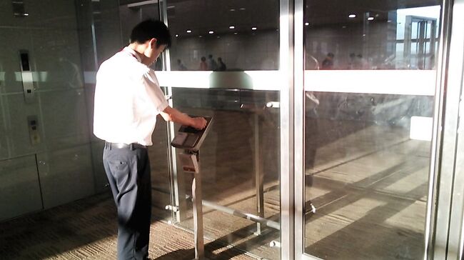 移動にも鍵をあけてもらいながら。