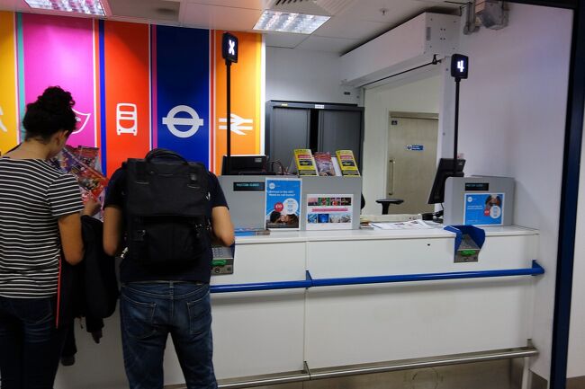 このオイスターカードは、<br /><br />地下鉄の初乗り料金などキャッシュとのすごい違いとかで<br /><br />これはおととい、入国してから使っていたもの。<br /><br />使う回数も計算していたつもりだったけど<br /><br />間違ってけっこう入金しちゃったりもしてた。<br /><br />デポジット分だけだったらそのままでもよかったけど<br /><br />ここでは払い戻しすることに。<br /><br />でも、払い戻しする予定がなかったので、<br /><br />その手順を調べていなくて<br /><br />その方法を現地でネットでみていたら<br /><br />「使用開始後48時間は払い戻せない！？」とかの情報も出てきてアウトか！<br /><br /><br />まだ48時間たってないから恐る恐るだったけど、<br /><br />普通にデポジットも含め払い戻しできました。<br /><br />それにたいして混んでもいなくて、さくっとできました。