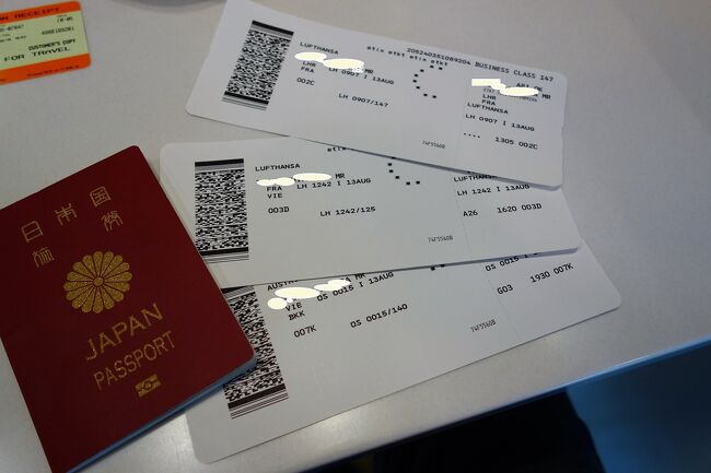 ヒースロー空港でチェックイン。<br /><br />バンコクまでフランクフルトとウィーン経由での３枚の発券です。<br /><br /><br />ルフトハンザ航空→ルフトハンザ航空→オーストリア航空で<br /><br />バッケージが心配だったけどバンコクまではスルーでと聞き安心。<br /><br />ここはそう、バンコクまでエアーが直行便で取れなかったのでこんな綱渡りに。<br /><br /><br />その前に日本に直接帰る算段もいろいろ探したのですけど<br /><br />いかんせん、特典航空券より枠が狭いと言われる<br /><br />世界一周チケットだからとあきらめ。