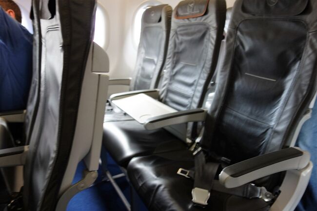 もちろん、このビジネス席もこれ。<br /><br />真ん中の席をつぶしていても前後が狭いよ～～。