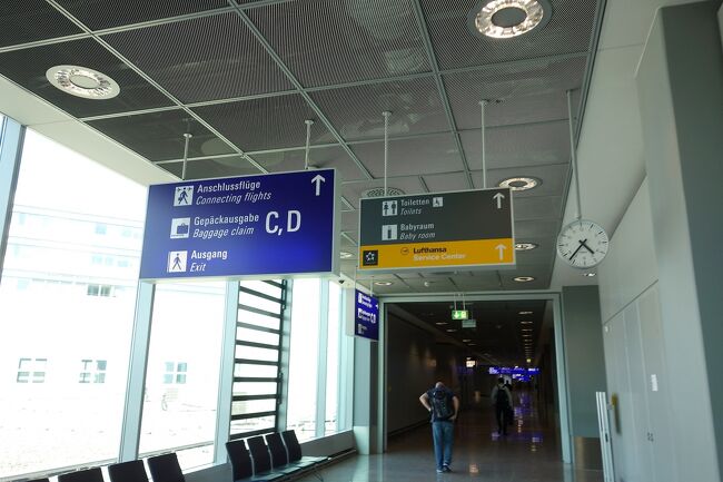 取りあえず、言われた通りにチケットの書き換えに空港内を移動します。<br /><br />なんて広い空港だと思いながら。