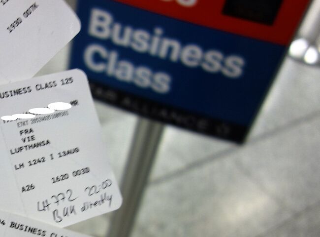 そこで私のチケットに書いてくれました。<br /><br />これから、フランクフルトよりウィーン経由でバンコクでしたけど<br /><br />フランクフルトから直接バンコク行きのエアーですよと。<br /><br />ただ今から５時間ちょっと後のエアーだったけど。<br /><br />