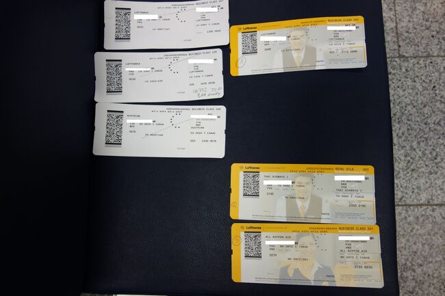 左側がロンドンヒースローで発券されたバンコクまでの３枚。<br /><br />右側の黄色が今、フランクフルトで３枚発券された日本までの残りのチケット。<br /><br />フランクフルトからバンコク。<br /><br />バンコクから上海。<br /><br />上海から羽田です。