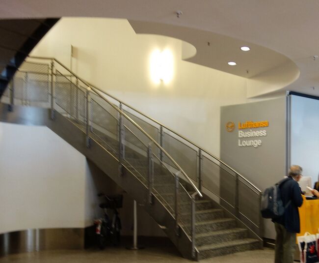 とりあえず落ち着こうと、おとといも２時間ほどいたラウンジへ。