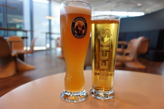 泡、少な目になっちゃったけど。<br /><br />さて、これで落ち着き考える時間を持てます。<br /><br />まず<br /><br />飛行機に搭乗は一つ少なくなっていいけど<br /><br />またルフトハンザ航空、それも深夜便。<br /><br />実はオーストリア航空に乗りたかった。<br /><br />日本便が９月で撤退してなくなってしまうというしし<br /><br />機内サービスが程よいとの書き込みが多いしで。<br /><br />コーヒーの種類が半端なく、日本語通じないだろうから<br /><br />注文するのも覚えていたぐらいなのに・・。<br /><br />日本便じゃなくサーチャージもかかっていたみたいだけど<br /><br />とても残念でした。<br /><br />それに今、この暇な時間。<br /><br />予定しなかったから市内への移動も何もわからないし<br /><br />ただここでじっとしているしかないかと。<br /><br />バンコクでの滞在時間もニ三時間少なくなってしまったし。