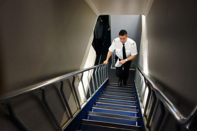 さあフランクフルトからバンコク行きへ搭乗しました。<br /><br />階段があるという事はジャンボですね。