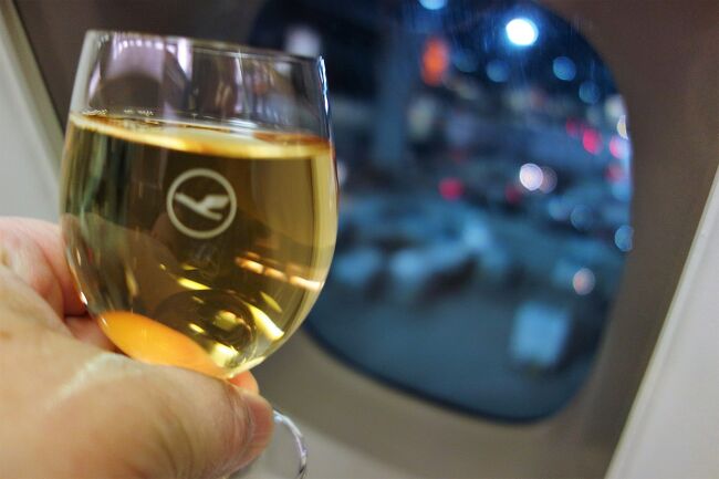 まあ、深夜便だし、お隣に緊張しながらアワからいただきました。