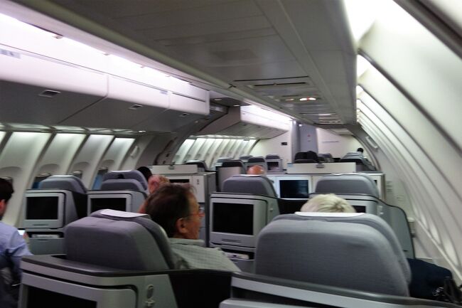 夜２２時ごろの出発で１０時間ちょっとの飛行時間でバンコクです。<br /><br />バンコクは現地時間１４時ごろ到着です。