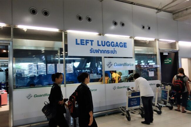 予定より３時間ほど遅れて着いたことになるバンコク。<br /><br />早速、荷物を空港のここに預けて活動開始。<br /><br />スーツケースひとつ１００バーツ。