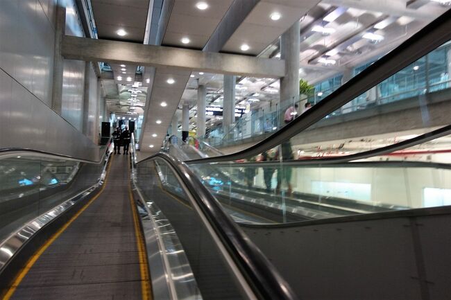 のんな、くりゃくにゃエスカレーターで下ります。