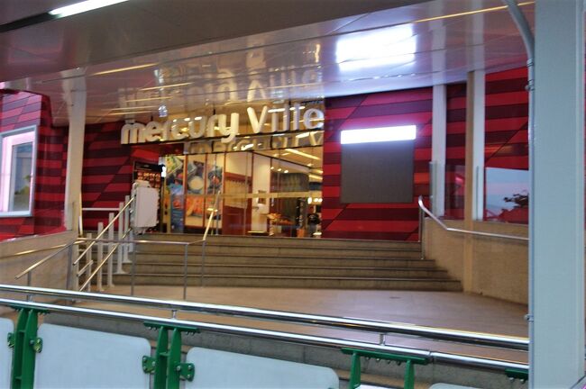 予定では２時間のマッサージと食事を２店を考えていましたが<br /><br />時間の関係で食事はこのビルの中の一店にしました。<br /><br />駅からも直結で便利。<br /><br />タクシーで時間を取られることもないし。