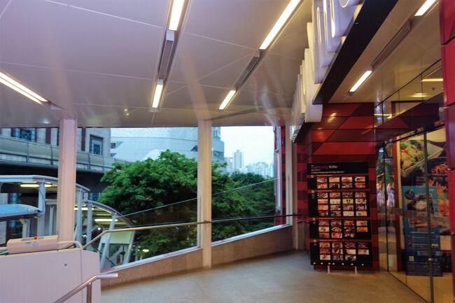 と言っても、このビルには飲食店がこれだけあるので<br /><br />ここで梯子してもいいかなと思いながら。