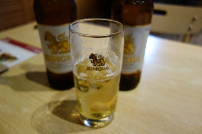 最初だけじゃなく<br /><br />コップに少なくなるとついでくれる店員さんでした。