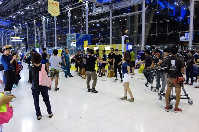 スワンナプーム国際空港に戻ってくると<br /><br />何やら撮影がされていました。