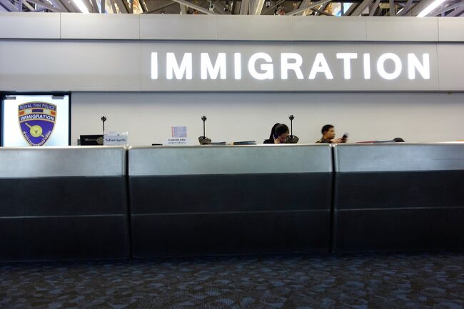 その後、やはりかなり混んでいた出国のパスポートコントロールでは<br /><br />まさか、まさかの別室行きを指示され係員とともに。<br /><br />パスポートは今回、新しくちょうどしたばかりで<br /><br />８日前の日本出国からのスタンプしかないし<br /><br />それが逆によくなかったのかなぁと考えつつ<br /><br />まったく意味不明でここで待たされていました。<br /><br />そしたら結局は「滞在時間が少ない！」との事でのお呼び出しだったとの説明。<br /><br />「なんだよ、エアーが予定変更されたからちょっと滞在時間が短くなったけど<br /><br />十分都心へ行って来れてるんだし、問題ないだろう」と<br /><br />プンプンしちゃいましたけど無事釈放。