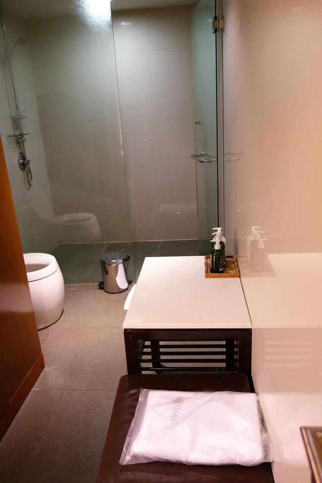 オイルマッサージのシャワーしたけど<br /><br />また汗かいているので<br /><br />タイ航空のラウンジでシャワータイム。