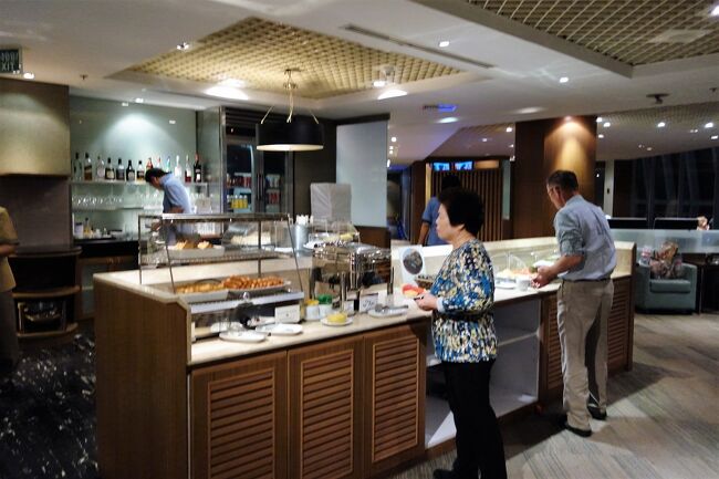 ラウンジ内は日本便があったから日本人多かったです。