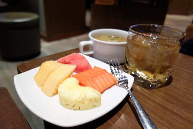 あとは、フルーツをつまみに搭乗時間を待っていました。