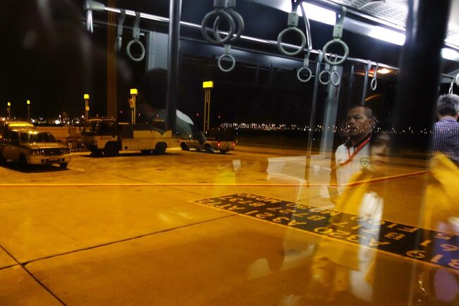 搭乗する機体はバスで沖止めの所まで。<br /><br />こんなにバスに乗ったのは初めてぐらいの遠くまで行きました。