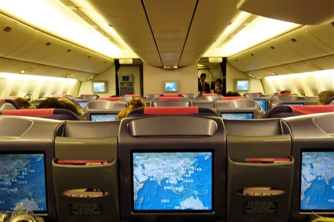 搭乗して気が付いたのは、今まで全部座席指定出来ていたので<br /><br />安心していたけど<br /><br />さっきのフランクフルトからバンコクは<br /><br />直前での変更でもあったから窓側で仕方ないにしても<br /><br />これは機体変更があったようで<br /><br />２－３－２の並びにまさかの３の真ん中。<br /><br />両脇は大陸のおじさん。<br /><br />でも満席だったので<br /><br />この深夜便もさっきのウクライナのお嬢様の隣同様に<br /><br />気がおちつかないフライトになってしまいました。